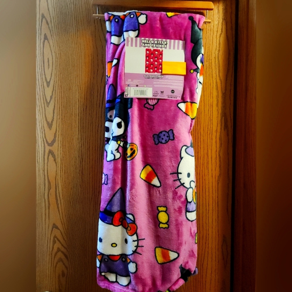 NWT TIKTOK VIRAL HELLO KITTY / FRIENDS SILK THROW/ KUMORI WANTS CANDY 🍭💜🩷2025